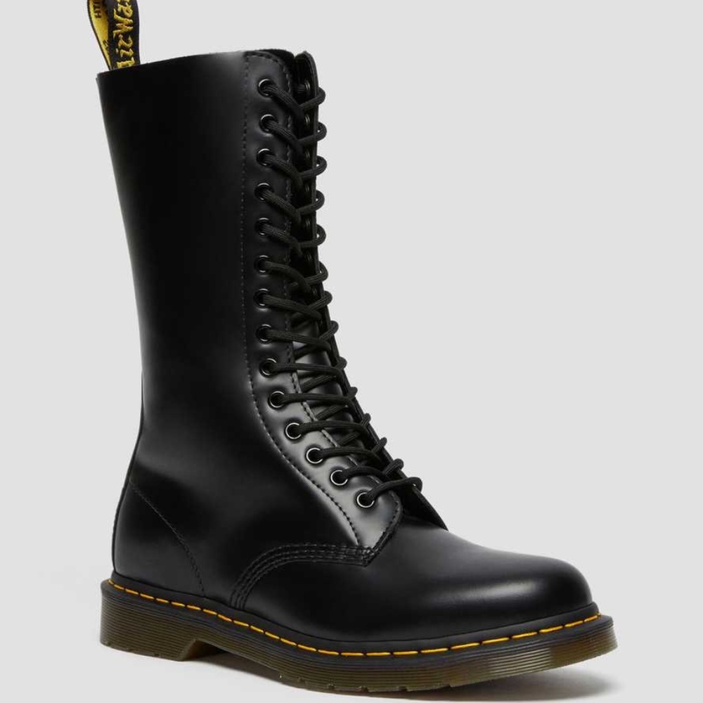 1914 smooth leather dr martens. Womens. New!